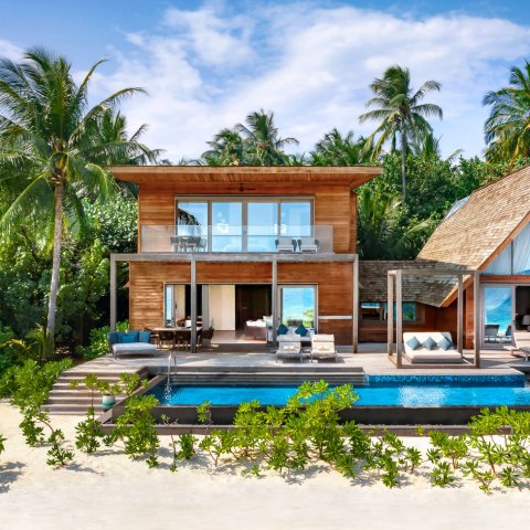 Die César Balsar Villa beeindruckt auf über 500 m2 mit moderner Architektur, weitläufigen Terrassen und einem privaten Pool, stilvoll eingebettet in tropische Natur.