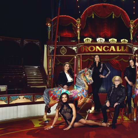 Die Familie Paul im Roncalli-Zelt: Gemeinsam gestalten sie den Generationenwechsel, der den Circus in seinem 50. Jahr zugleich erneuert und in der Tradition verankert.