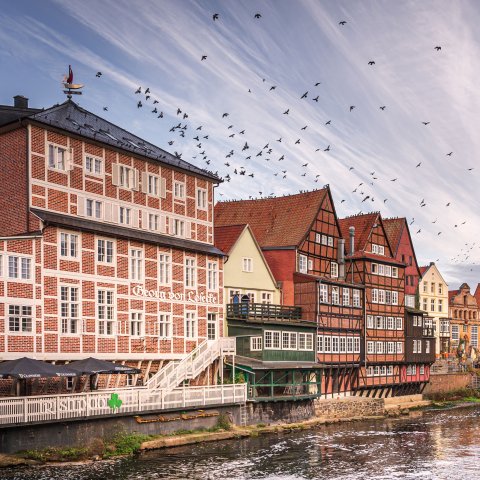 Lüneburg an der Ilmenau: Backsteingotik und Fachwerk prägen die Altstadt, das Wasser verbindet Geschichte mit lebendigem Alltag.