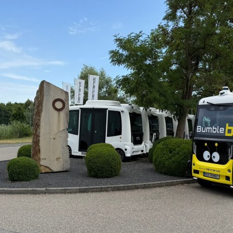 Mobilität neu gedacht: das autonome Shuttle BumbleB von Bertrandt ist eine Lösung für die Herausforderungen im ÖPNV und einer älter werdenden Gesellschaft.
