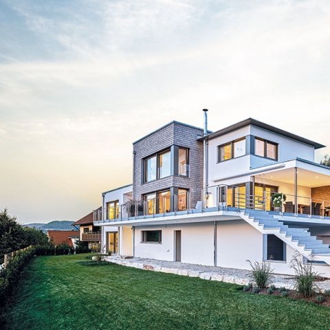 Mit Sonnleitner sind hochwertige, individuelle Architektenobjekte jeden Stils möglich, egal ob Holz-, Putz- oder eine kombinierte Holz-Putz-Fassade.